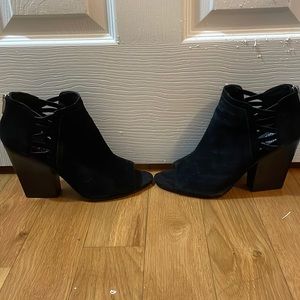 8 black heels
